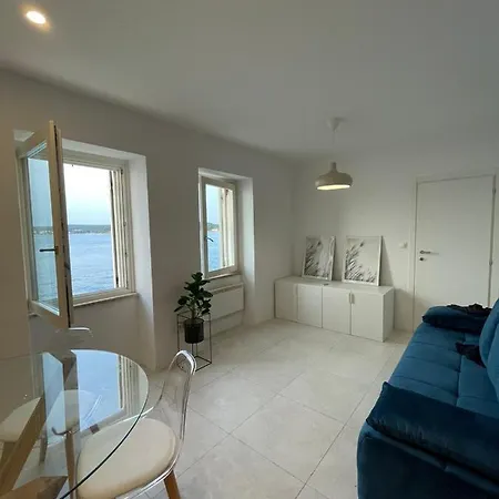 Apt24 Centre Sea-view Apartment *